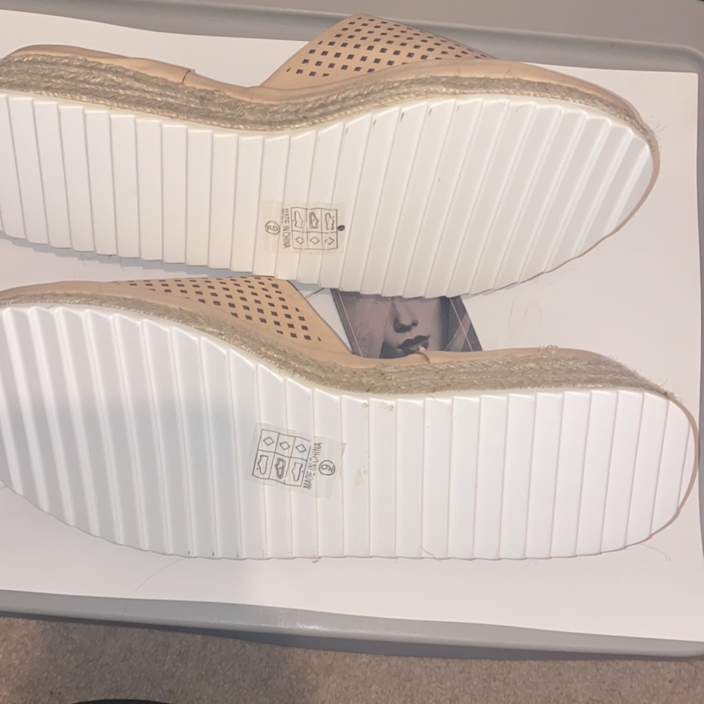 MUSSHOE size 9  Tan Slide Sandals - Picture 7 of 7